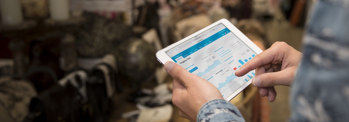 Man using Xero on iPad